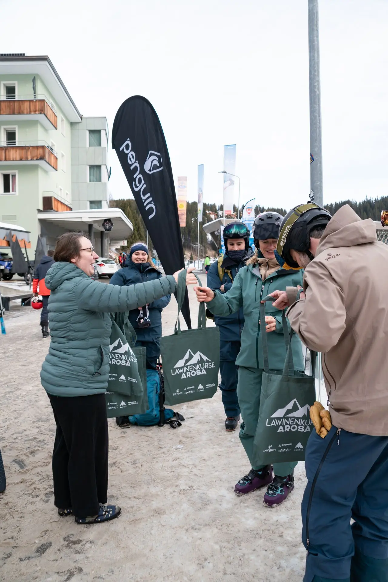 LawinenkurseArosa x Penguin Powderwear