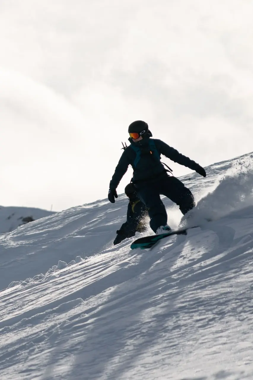 LawinenkurseArosa x Penguin Powderwear freeriding snowboard