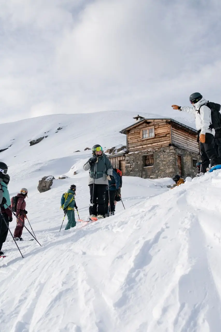 LawinenkurseArosa x Penguin Powderwear Freeride group