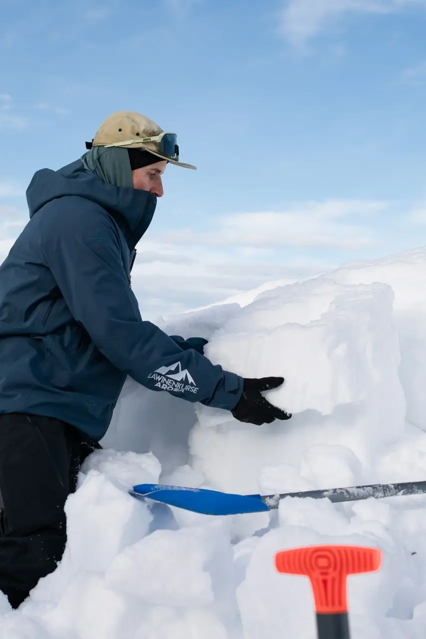 LawinenkurseArosa x Penguin Powderwear Schneeprofiel
