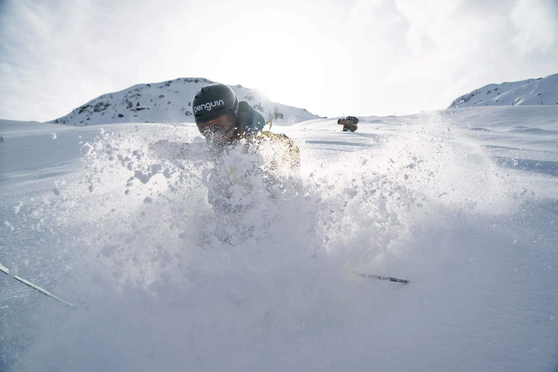 LawinenkurseArosa x Penguin Powderwear Schnee Powdersnow Spray