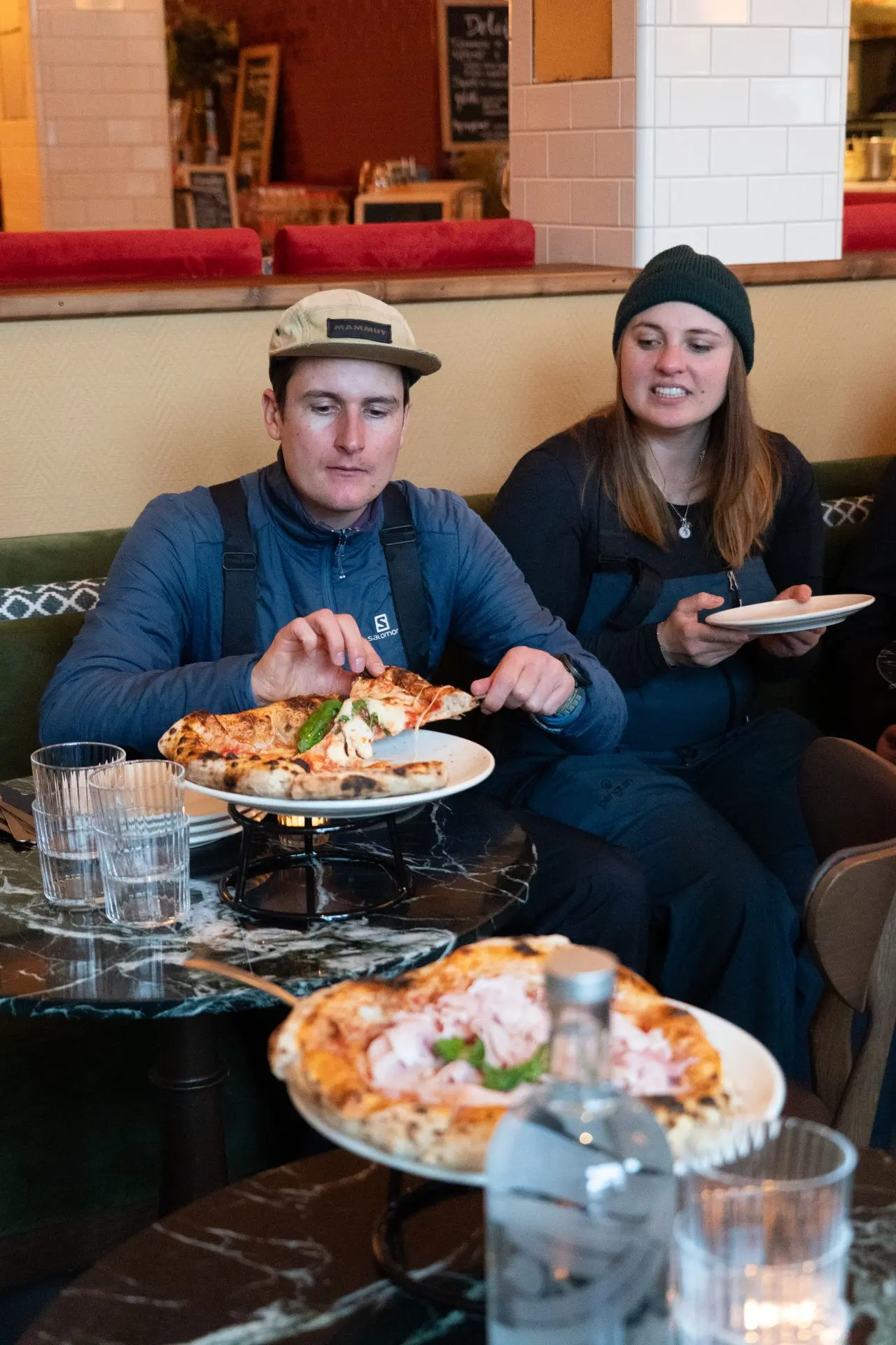 LawinenkurseArosa x Penguin Powderwear Gutschi Arosa Pizza