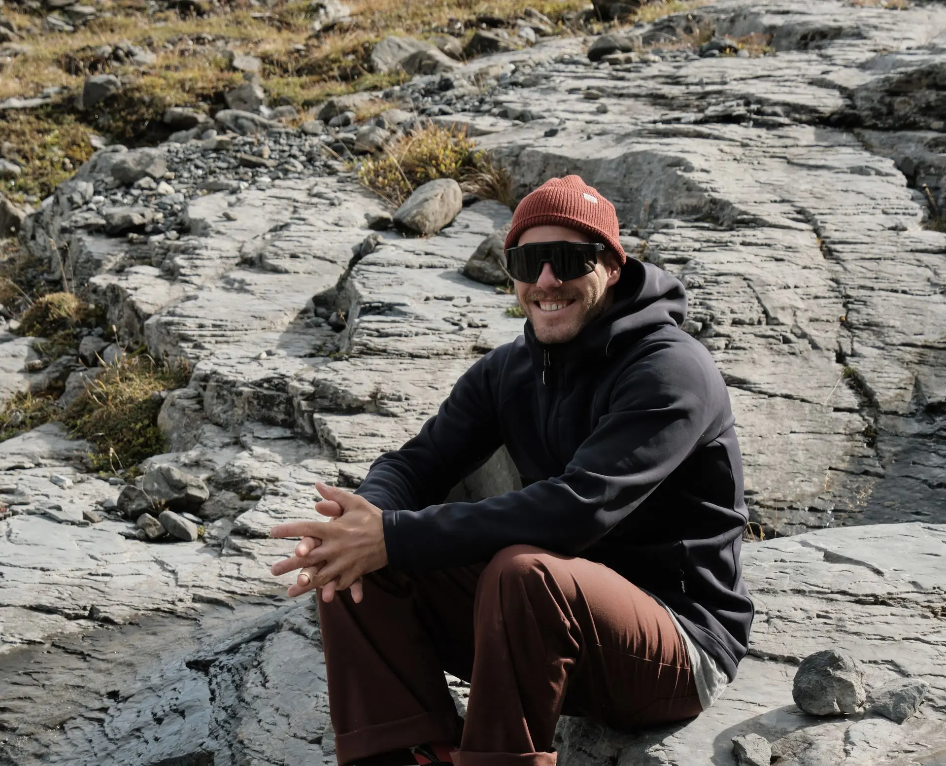 Penguin Hoodie man auf Berg