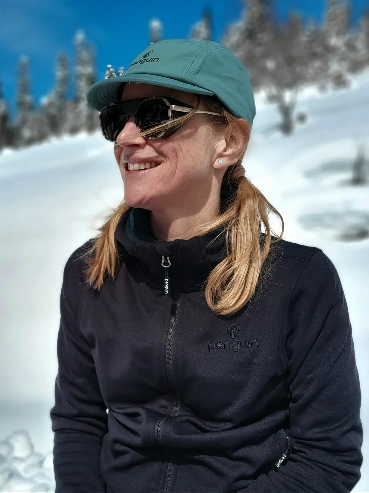 frau im schnee. in Hoodie  in Sonne