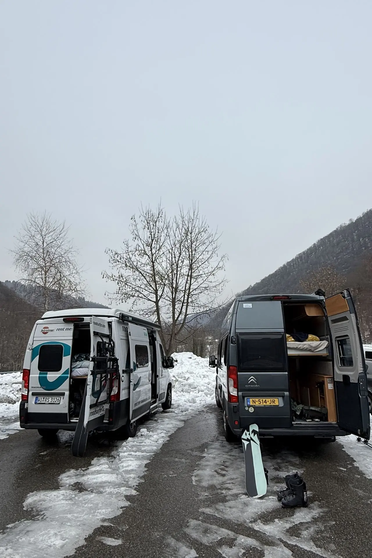 camper with skies