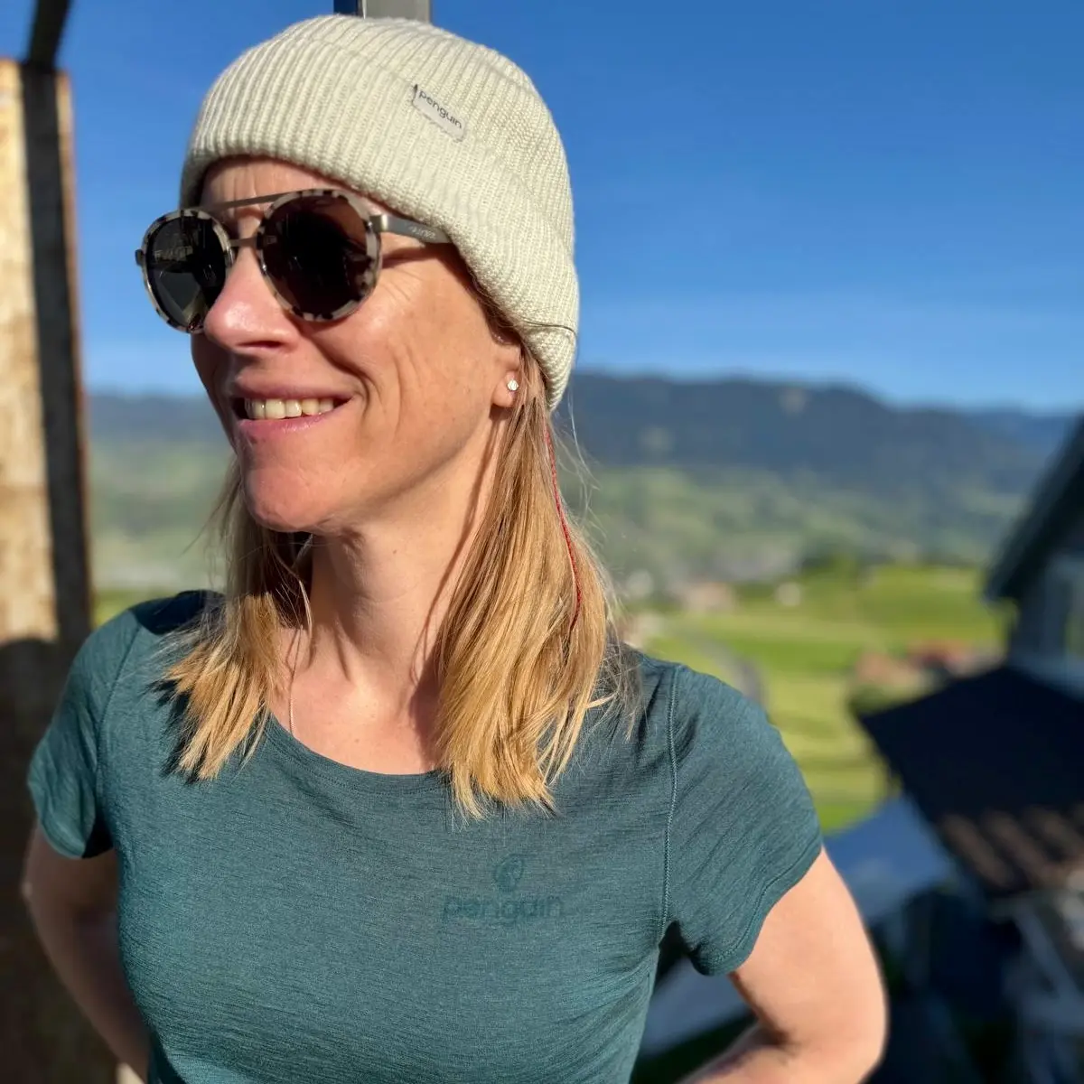 Penguin Merino Produkte FRau in Sonne