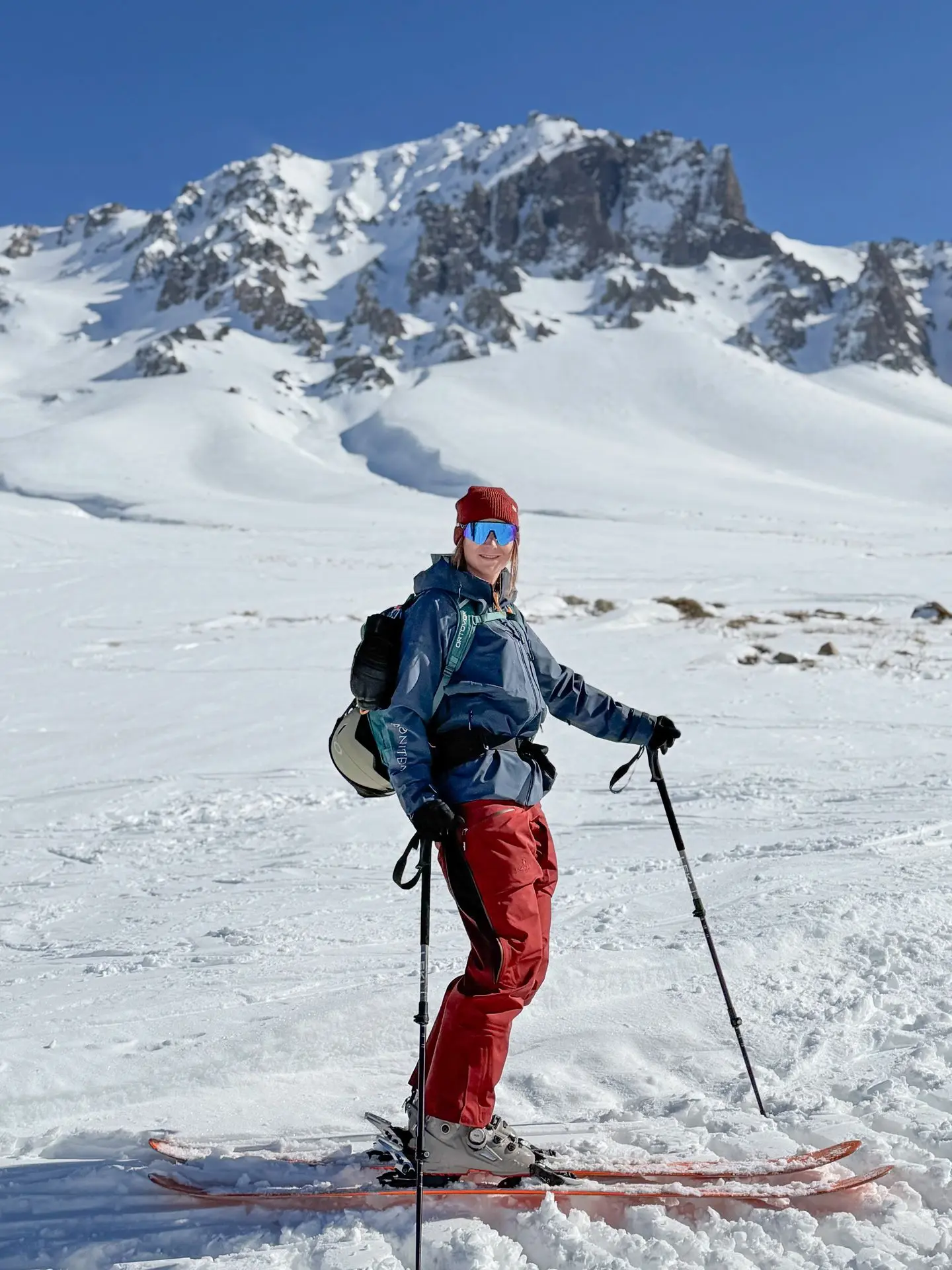 Portrait Mila Skis Aonitem Penguin Powderwear at the bottom of Paraiso