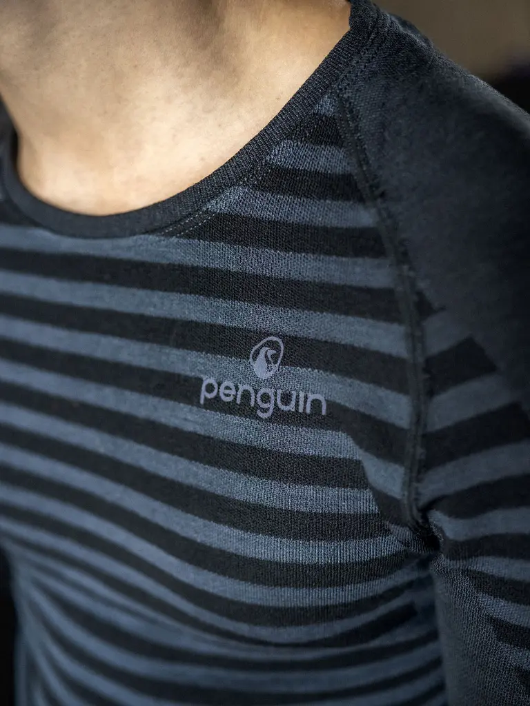 170-2-Merino-Seamless-Crewneck-Top-Caviar@Midnight-RGBdetail.webp