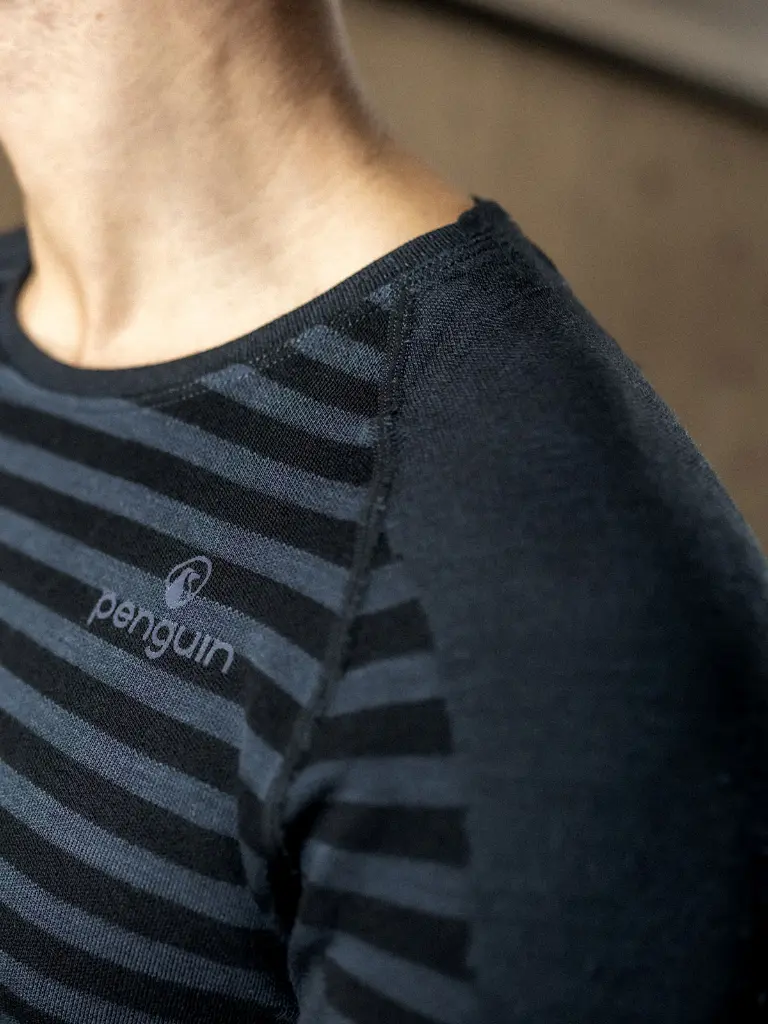 170-2-Merino-Seamless-Crewneck-Top-Caviar@Midnight-RGBdetail1.webp